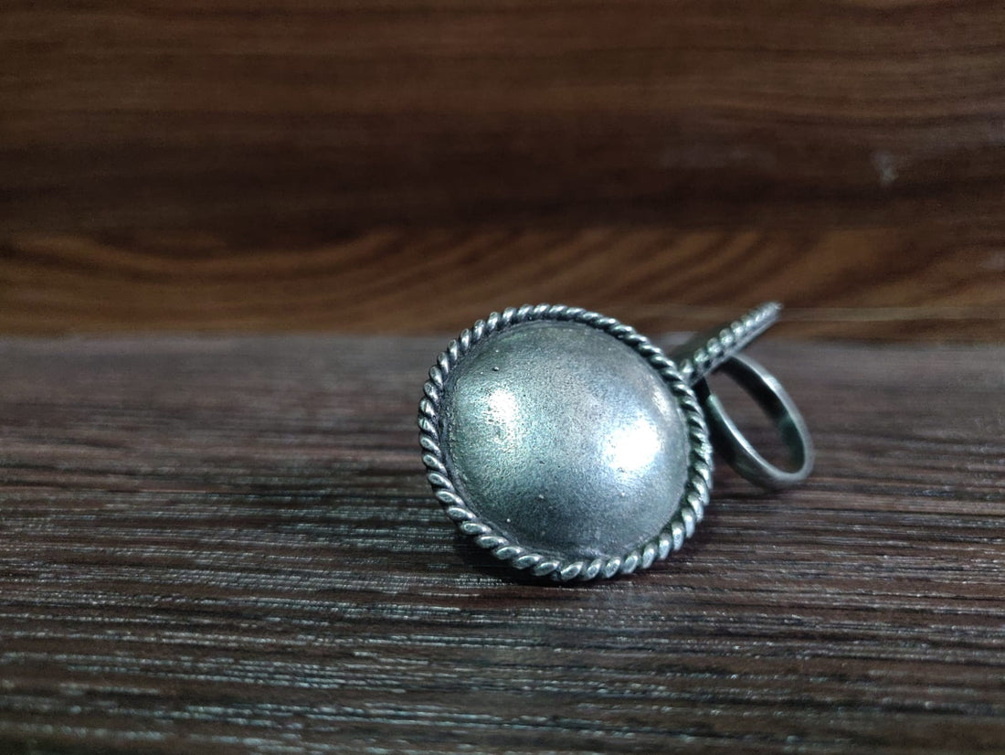 Rope Bordered Button Ring