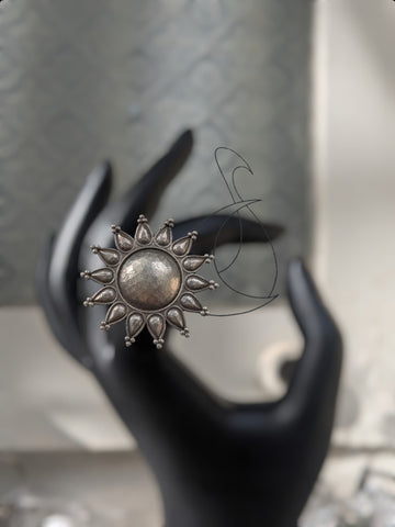 Lipika Finger Ring
