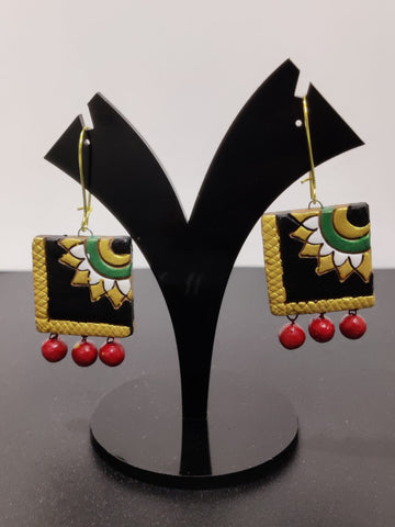 Terracotta Elegance: Black and Red Fusion Earrings
